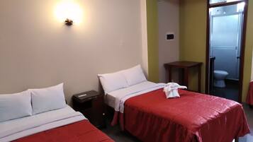 Minibar, decoración personalizada, muebles diferentes y escritorio