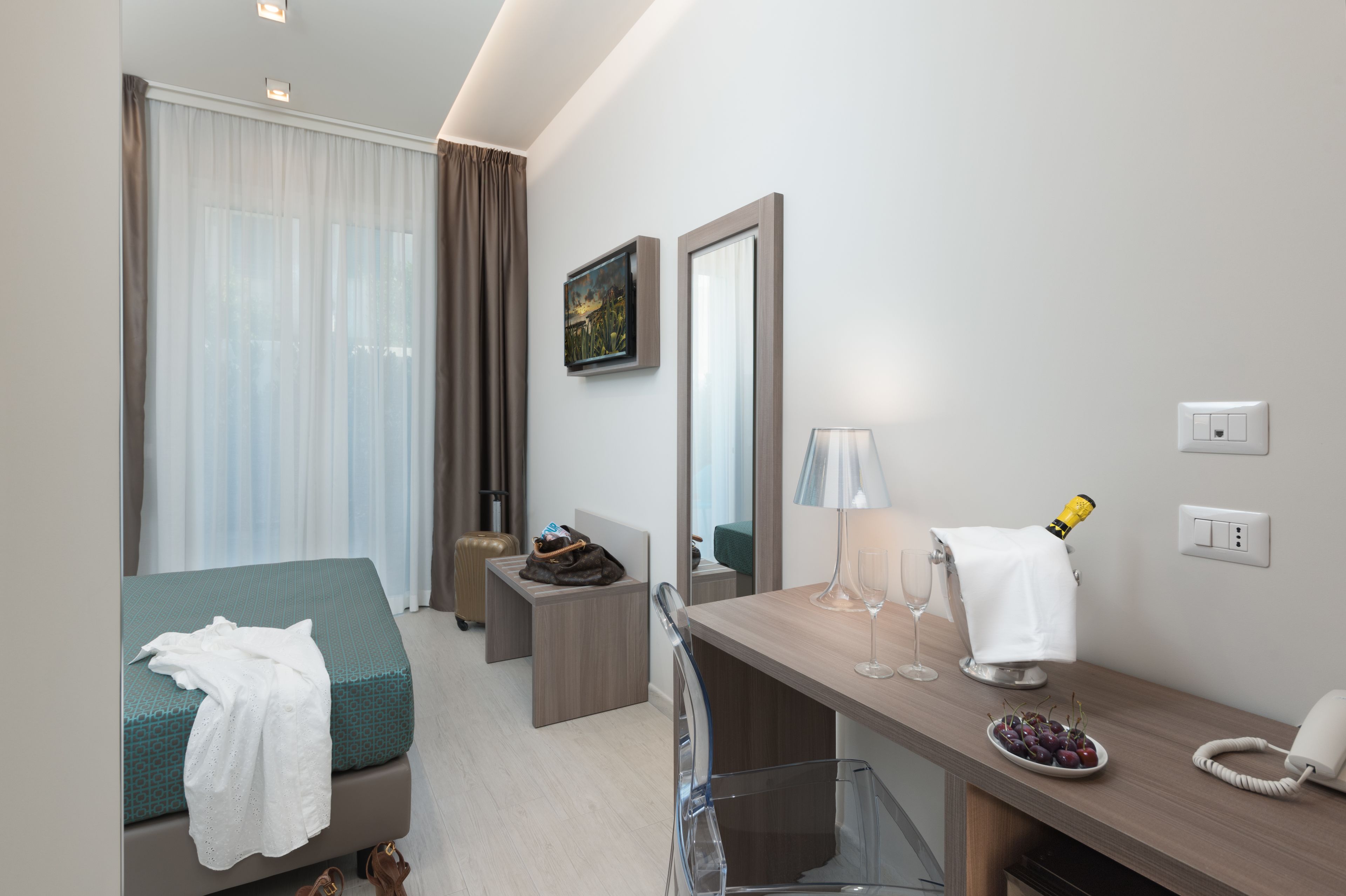 standard double or twin room, balcony | minibar, in-room safe, desk, soundproofing