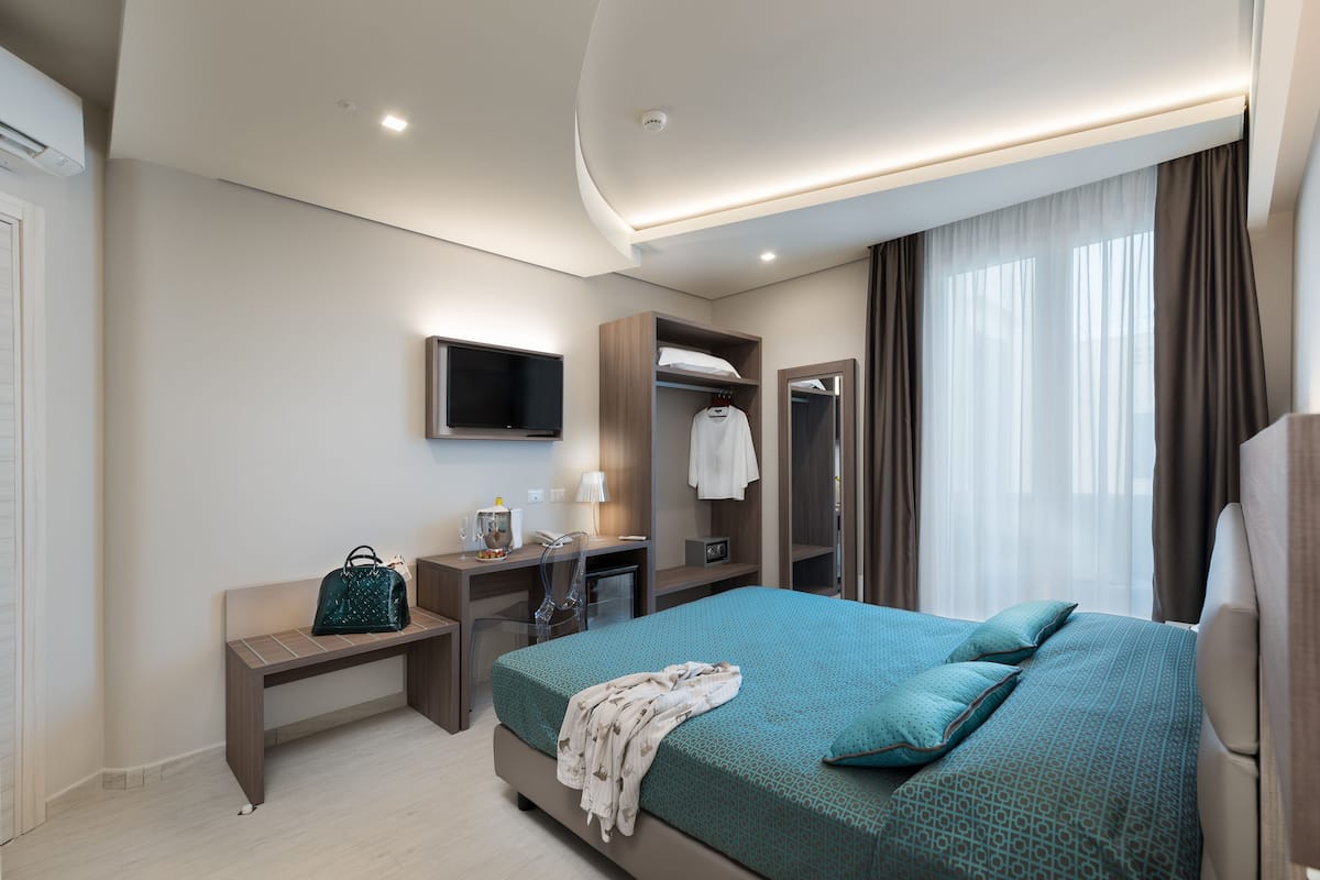 standard double or twin room, balcony | minibar, in-room safe, desk, soundproofing