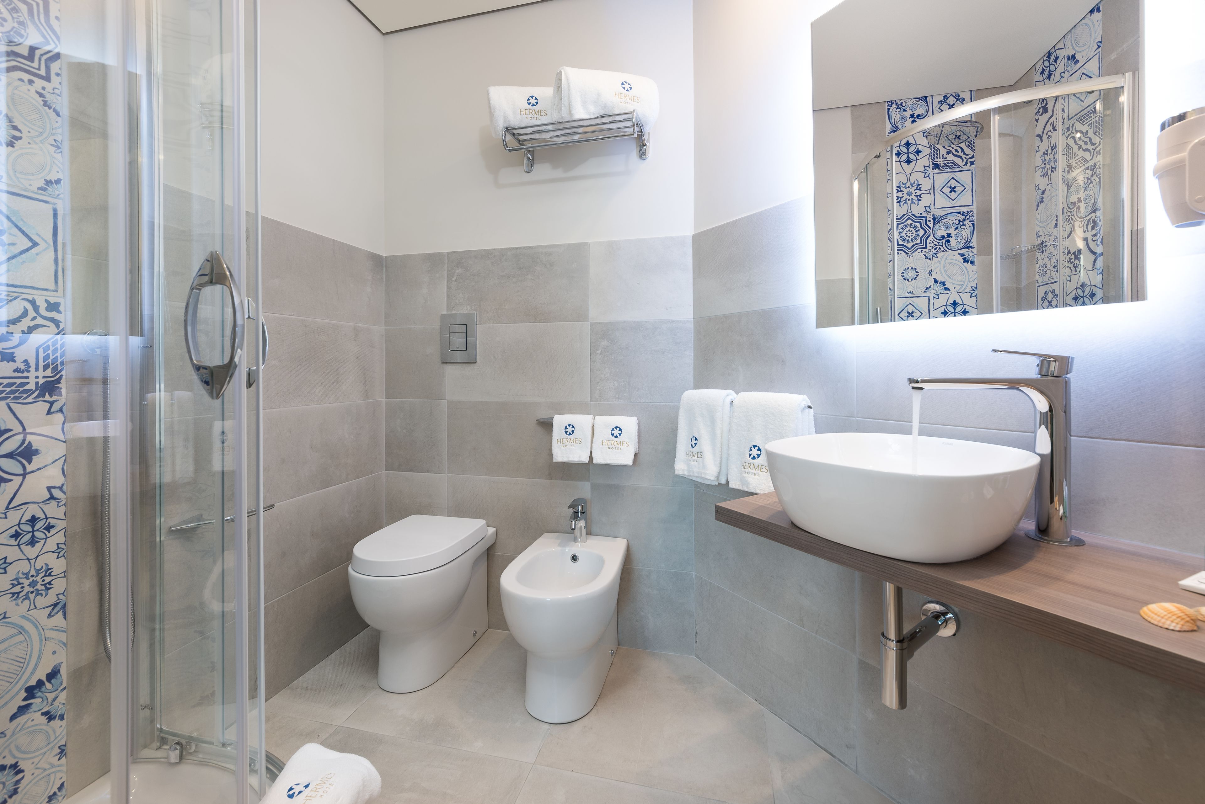 shower, free toiletries, hair dryer, bidet