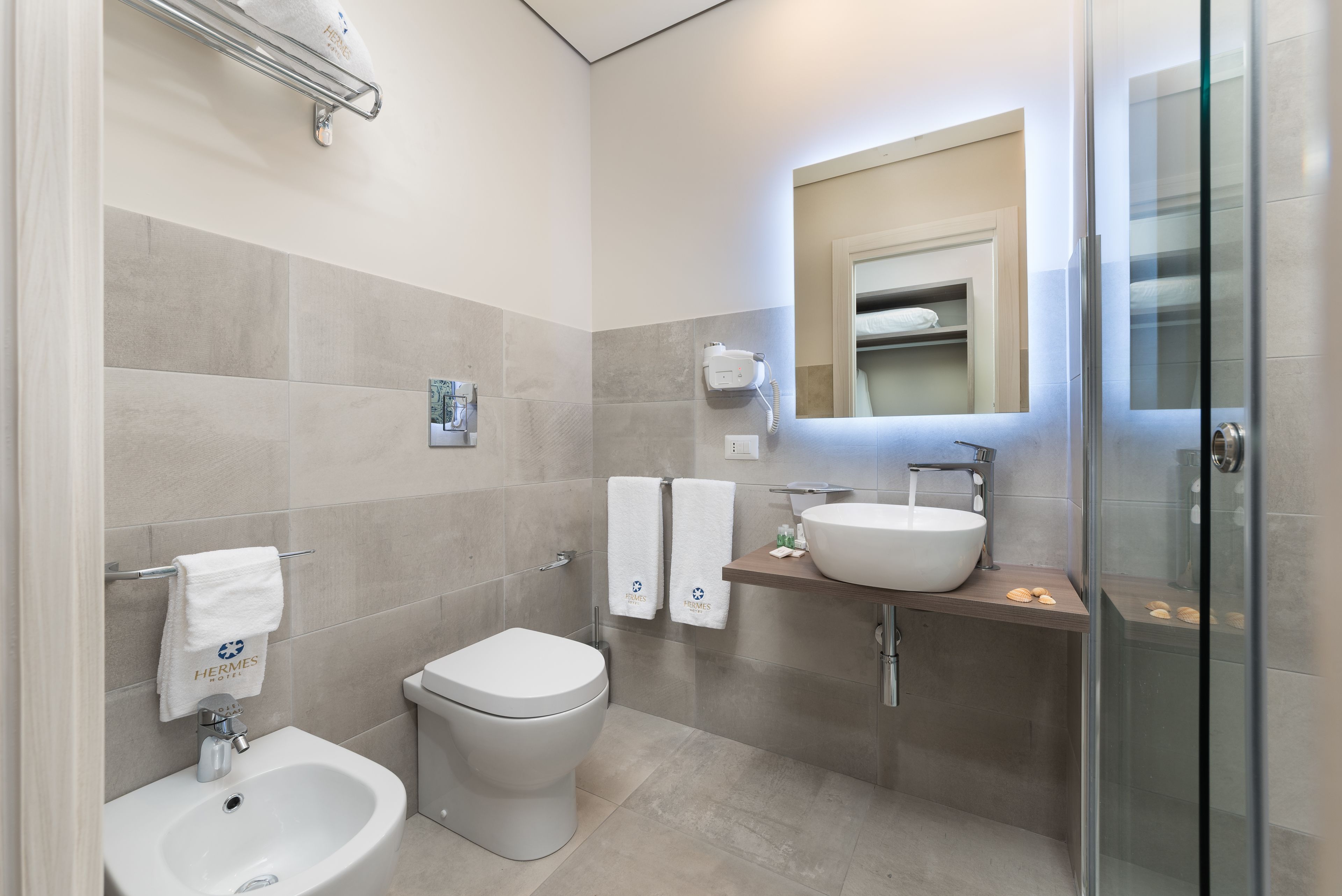 standard double or twin room, balcony | bathroom | shower, free toiletries, hair dryer, bidet