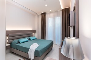 Standaard kamer, 1 twee- of 2 eenpersoonsbedden, balkon | Een minibar, een kluis op de kamer, een bureau, geluiddichte muren