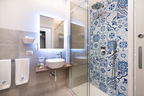Quarto casal ou duplo standard, sacada | Banheiro | Chuveiro, produtos de toalete grátis, secador de cabelo, bidê
