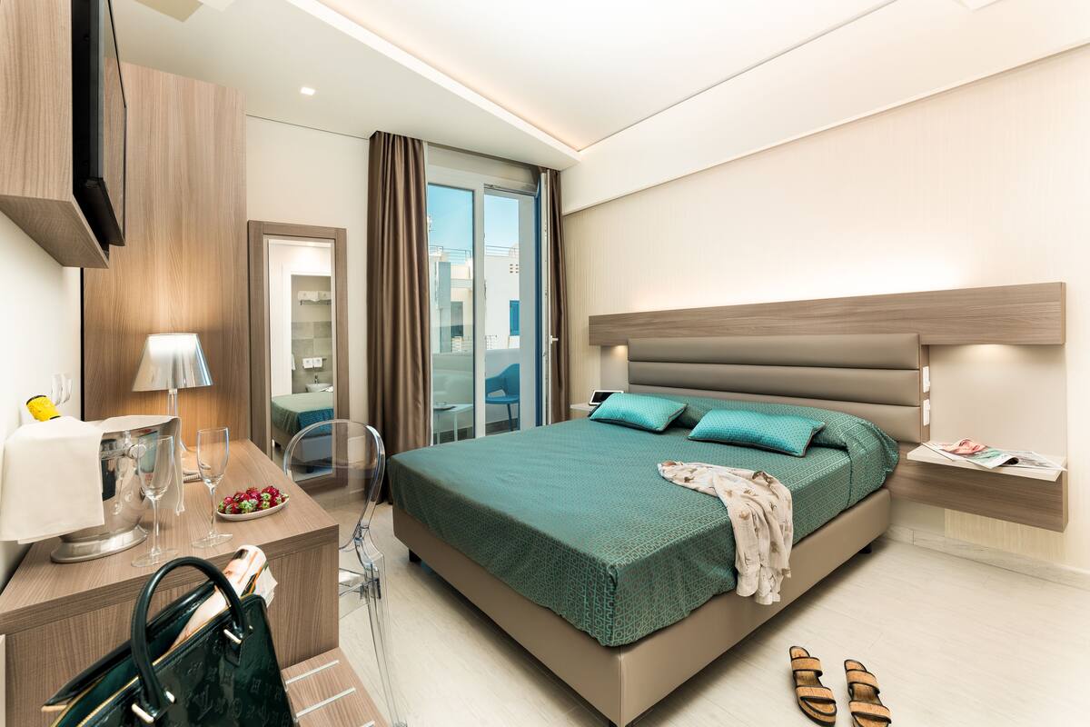 standard double or twin room, balcony | minibar, in-room safe, desk, soundproofing