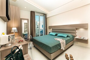 Standardværelse med dobbeltseng eller 2 enkeltsenge - balkon | Minibar, pengeskab på værelset, skrivebord, lydisolering