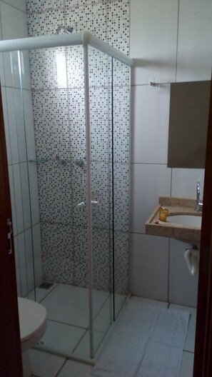 Buồng tắm vòi sen, đồ dùng nhà tắm miễn phí, máy sấy tóc, khăn tắm 