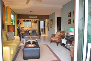 Condo, 2 habitaciones | Área de sala de estar | Televisión de pantalla plana 