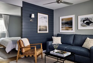 Suite, 1 King-Bett und Schlafsofa | Hochwertige Bettwaren, Zimmersafe, Bügeleisen/Bügelbrett