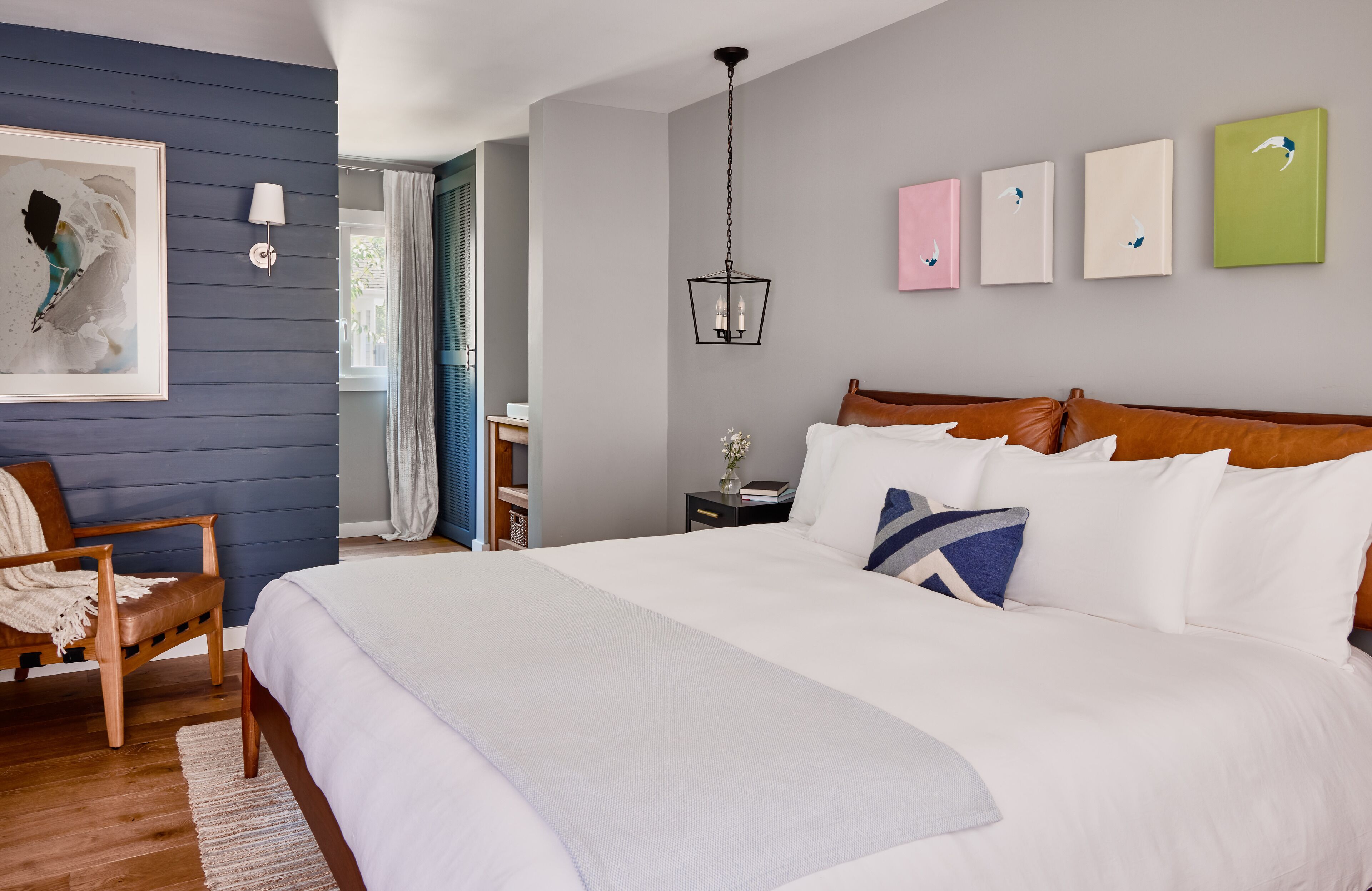 Ropa de cama de alta calidad y caja de seguridad en la habitación 