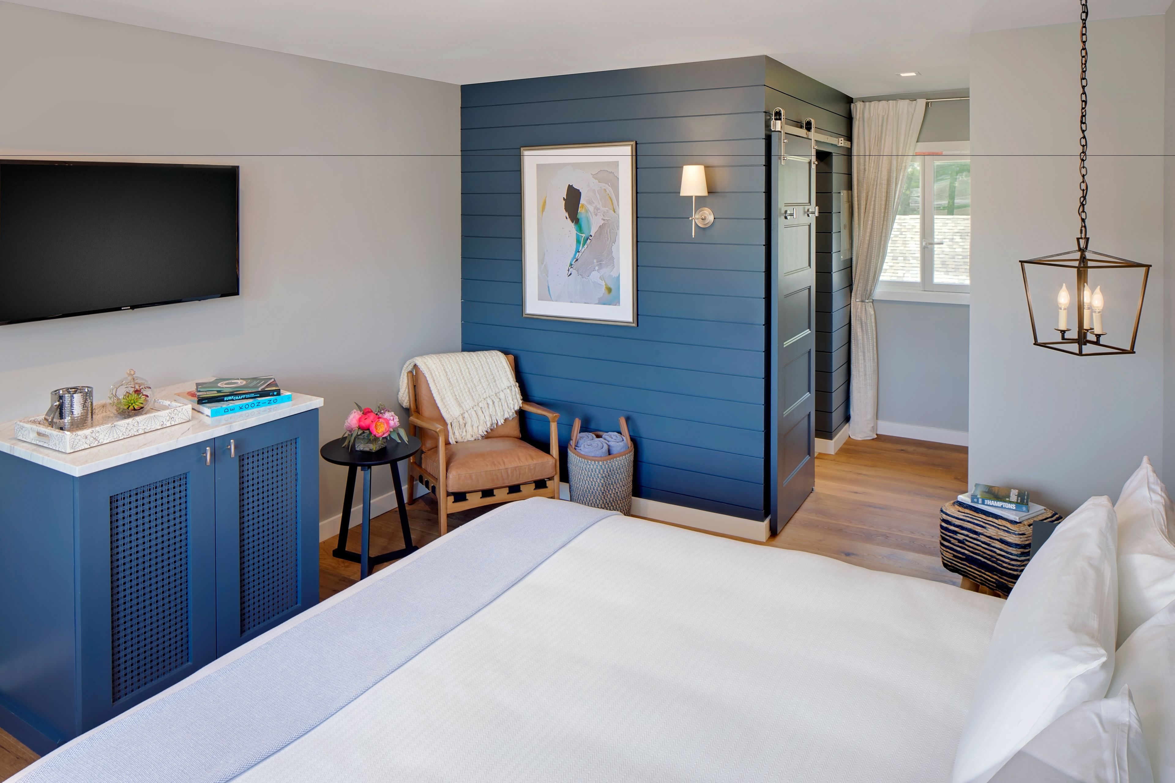 deluxe single room, 1 king bed | premium bedding, in-room safe, iron/ironing board, bed sheets