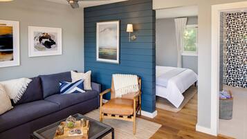 Suite, 1 kingsize bed met slaapbank | Luxe beddengoed, een kluis op de kamer, een strijkplank/strijkijzer