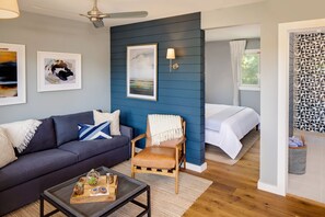 Atlantic King Suite | Premium bedding, in-room safe, iron/ironing board, bed sheets - Journey East Hampton (East Hampton)