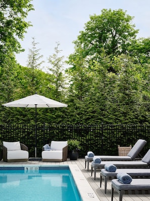 Seasonal outdoor pool, pool umbrellas, sun loungers - Journey East Hampton (East Hampton)