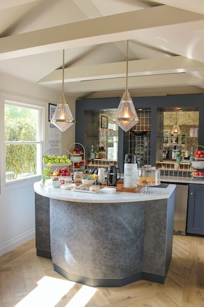 Free daily on-the-go breakfast - Journey East Hampton (East Hampton)