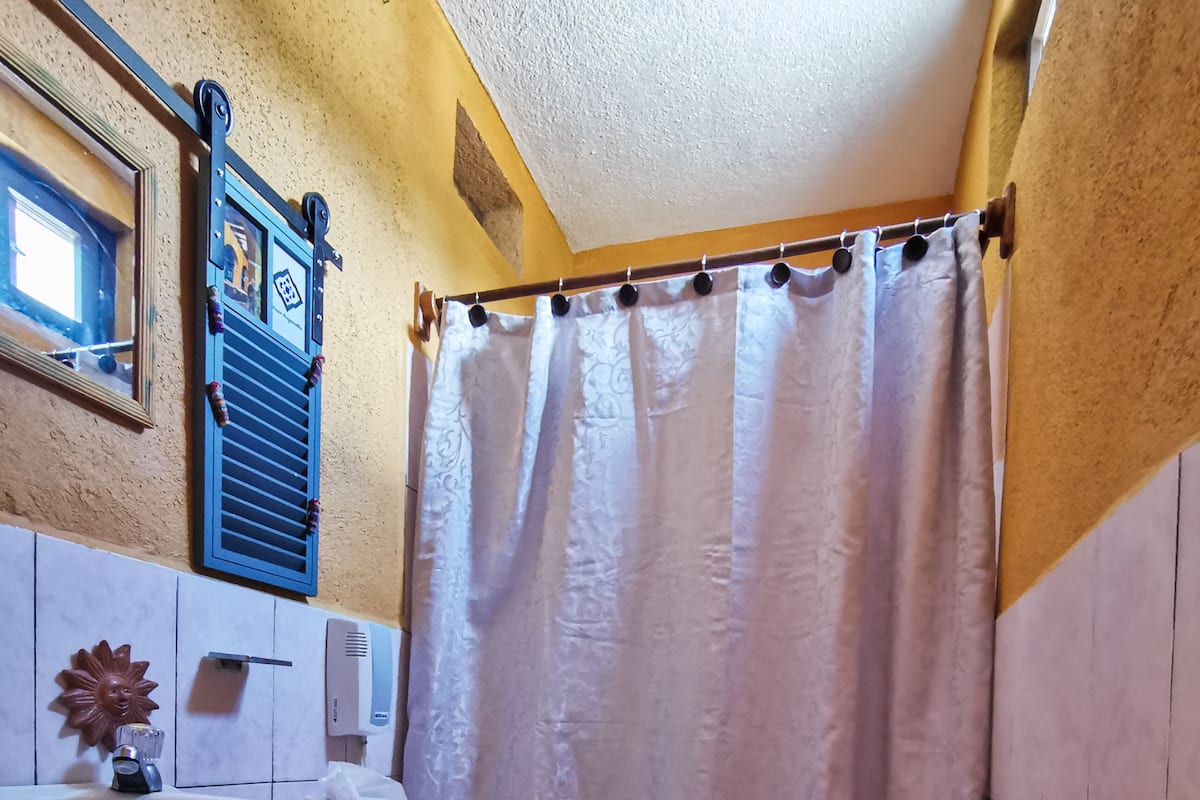Deluxe Double Room, 1 Queen Bed, Non Smoking | Bathroom | Free toiletries, hair dryer, towels