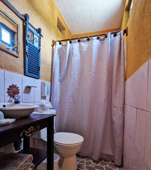 Dobbeltrom – deluxe, 1 queensize-seng, ikke-røyk | Bad | Toalettartikler (inkludert), hårføner og håndklær