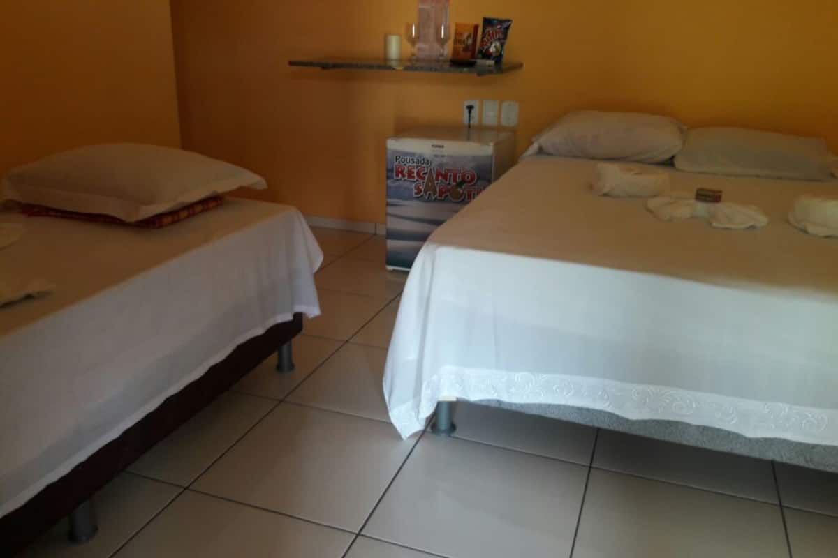 Minibar, meja kerja, kedap suara, dan setrika/meja setrika