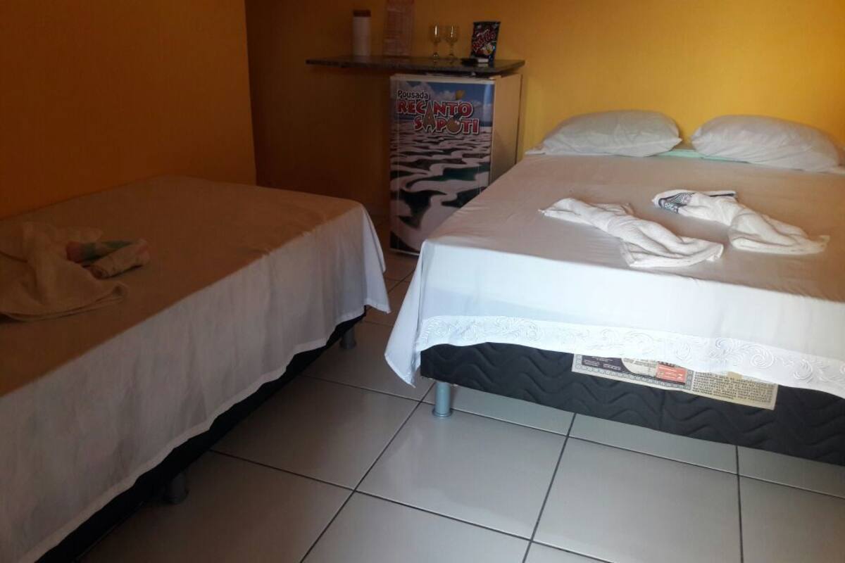 Minibar, meja kerja, kedap suara, dan setrika/meja setrika