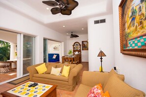 Penthouse, 2 habitaciones | Área de sala de estar | Televisión de pantalla plana 