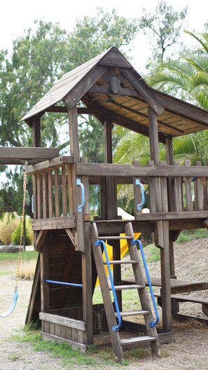 Área de juegos infantiles al aire libre