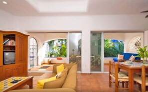 Amazing 2BR Penthouse A 301 | 2 間臥室、書桌、熨斗/熨衣板、免費無線上網