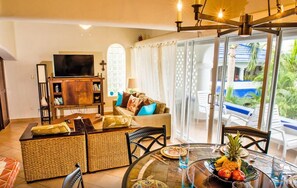 3 BR Palmeras Penthouse J 301 | 2 間臥室、書桌、熨斗/熨衣板、免費無線上網