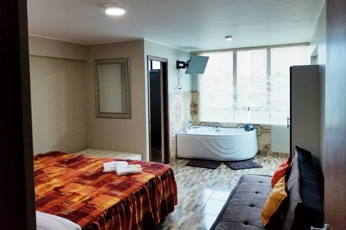 Suite, baignoire à jets | Bureau, accès au Wi-Fi (inclus)