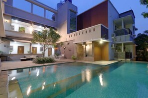 Outdoor pool - Mutiara Suites (Jakarta)