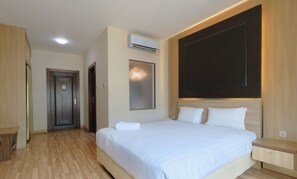 Escritorio, sistema de insonorización, wifi gratis y ropa de cama 