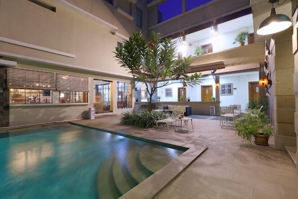 Kolam renang terbuka