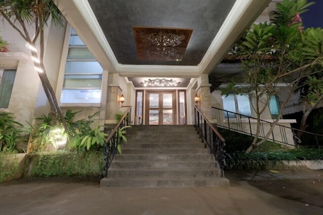 Entrada al alojamiento. Mutiara Suites