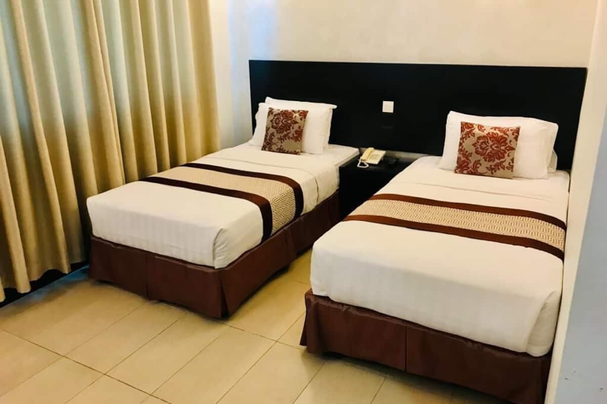 Peti besi dalam bilik, meja, kalis bunyi, seterika/papan seterika 