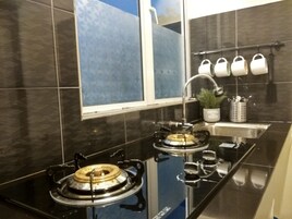 高级平房, 1 间卧室, 花园景观, 花园 | 私人厨房 | 冰箱、炉灶、电热水壶、厨具/餐具