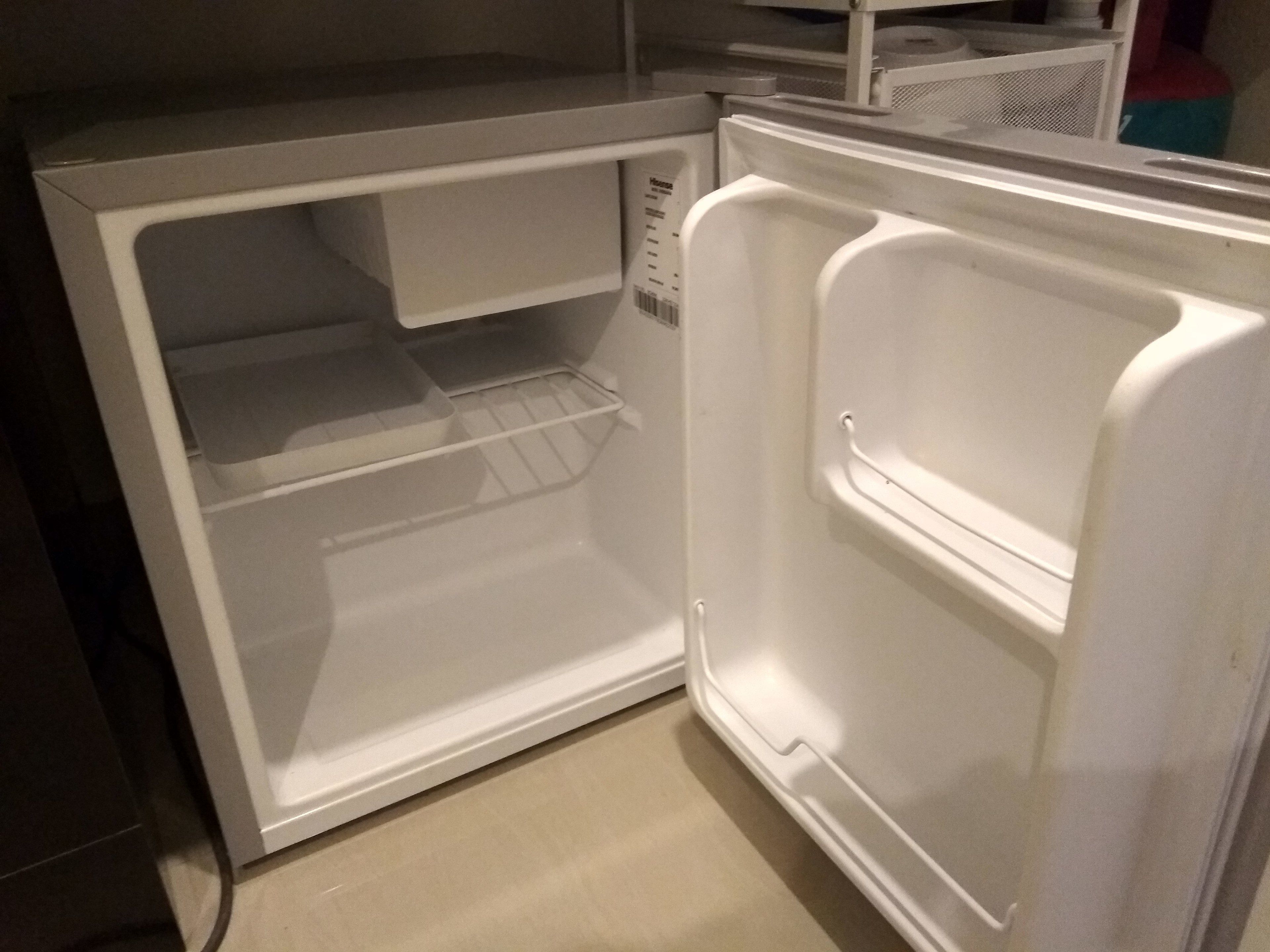 Ein offener Kühlschrank mit Wasserspender, Eisbereiter und einem separaten Gefrierfach.