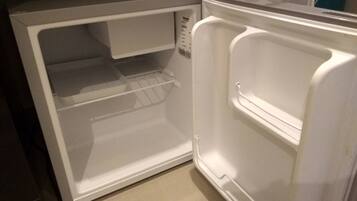 Ein offener Kühlschrank mit Wasserspender, Eisbereiter und einem separaten Gefrierfach.