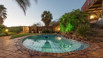 Kolam renang outdoor, dengan kursi berjemur