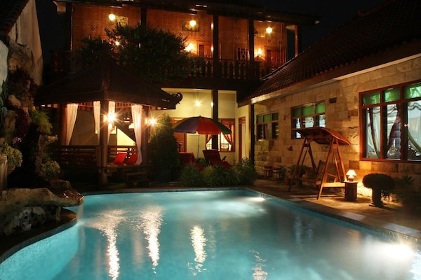 Piscina all'aperto, ombrelloni da piscina, lettini