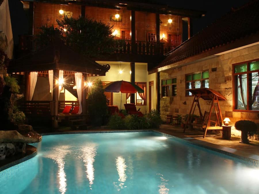 Außenpool, Sonnenschirme, Liegestühle