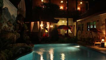 室外游泳池,提供泳池遮陽傘和日光浴躺椅