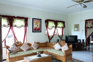 32-Zoll-LCD-Fernseher mit Satellitenempfang, Fernseher