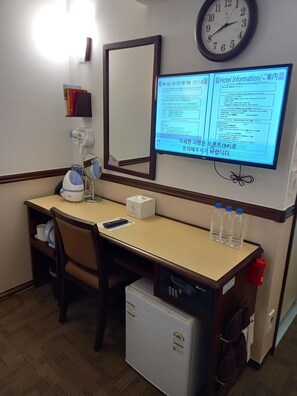 Tomannsrom – familie, ikke-røyk | Safe på rommet, skrivebord, blendingsgardiner og strykejern/-brett