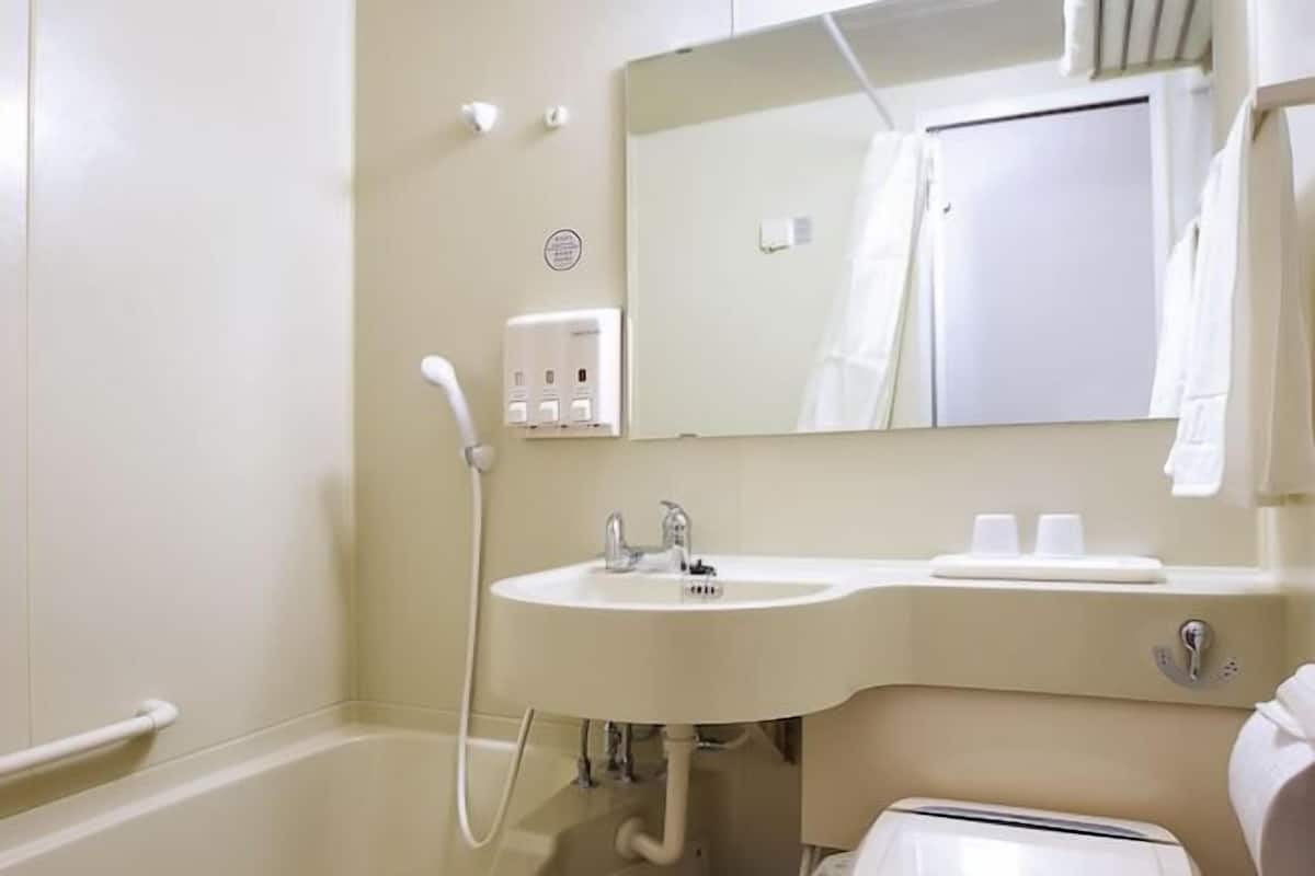 Salle de bain | Ensemble douche/baignoire, sèche-cheveux, chaussons, bidet