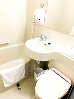 Kombinasi shower/bathtub, pengering rambut, sandal, dan kloset