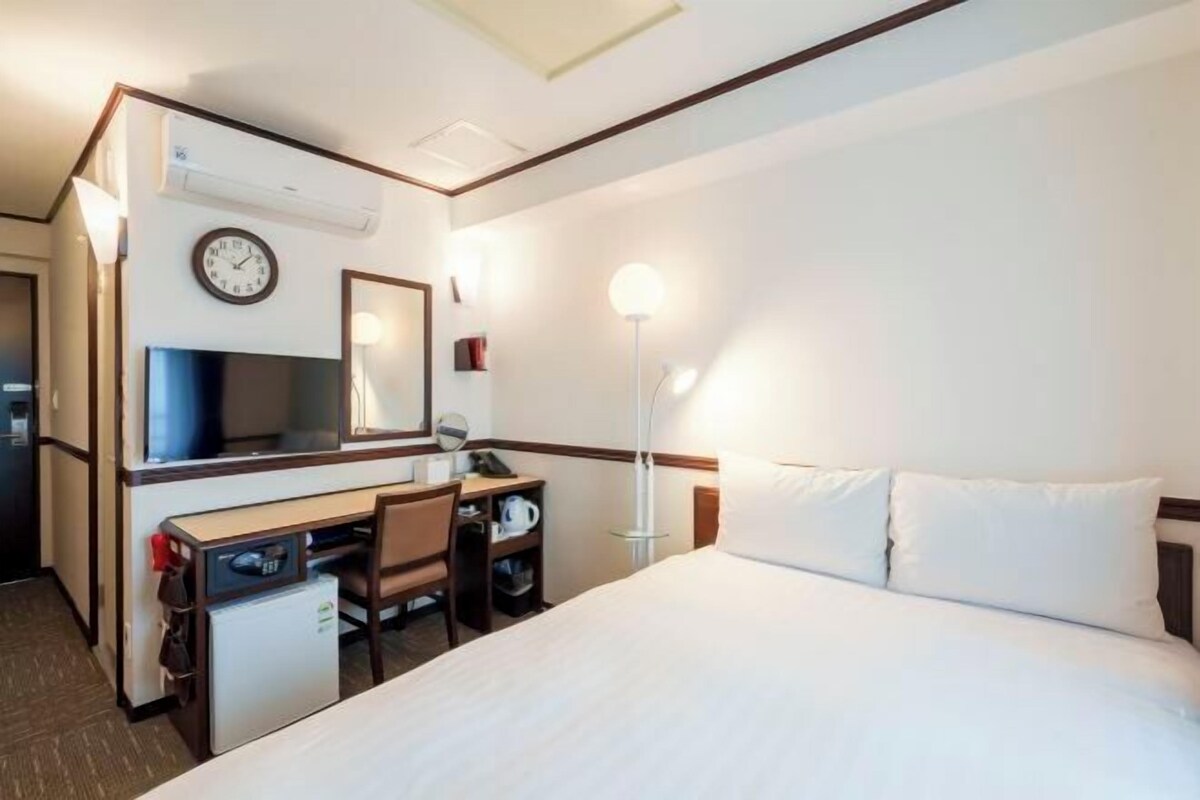 In-room safe, desk, blackout drapes, iron/ironing board (on request)