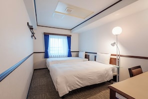 客房内保险箱、办公桌、遮光窗帘、熨斗/熨板