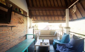 Villa Luxe, 4 chambres | Salle de séjour | Télévision LCD