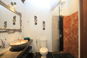 Villa de lujo, 4 habitaciones | Baño | Regadera, amenidades de baño gratuitas, toallas 