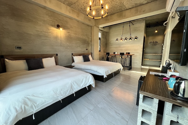 Business Quadruple Room | Desk, blackout drapes, soundproofing, free WiFi