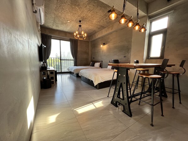 商务四人房 | 办公桌、遮光窗帘、隔音、免费 WiFi