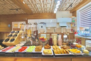Desayuno (USD 7 por persona)